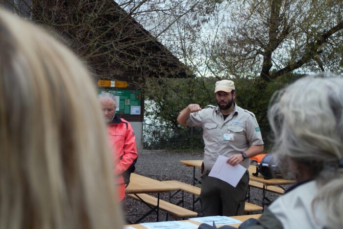 Ranger Marco Lupi erteilt letzte Instruktionen vor dem Einsatz.