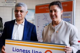 Sadiq Kahn landet Coup gegen Rassismus und Frauenfeindlichkeit